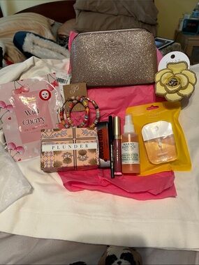 NWT Kate Spade Glitter Cosmetic Pouch with Assorted Beauty Accessories